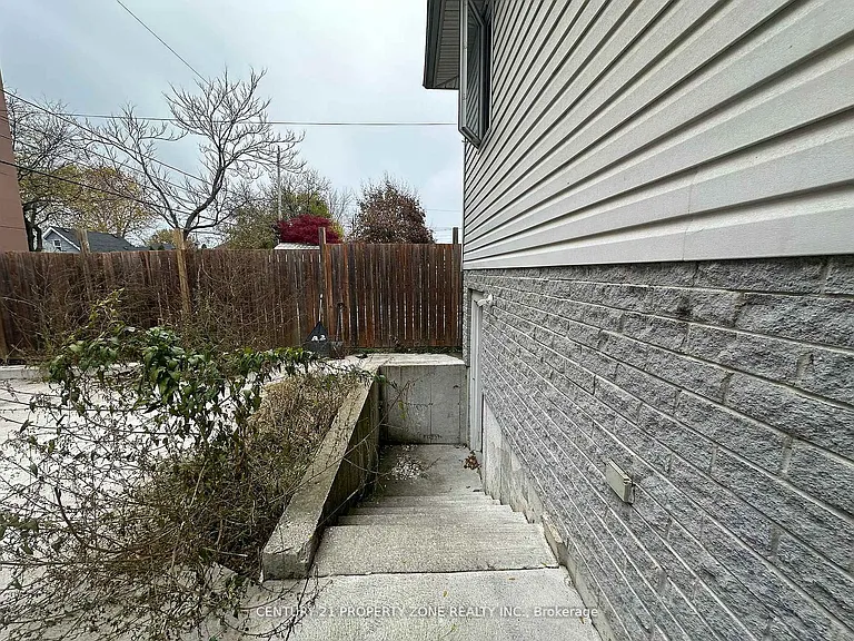 975 Albert Rd — Photo 20