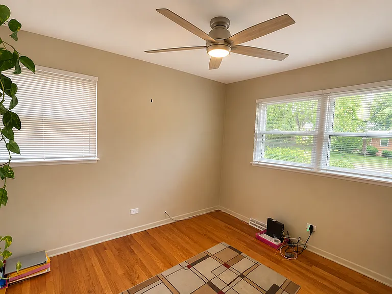 1507 W Willow Ln — Photo 9