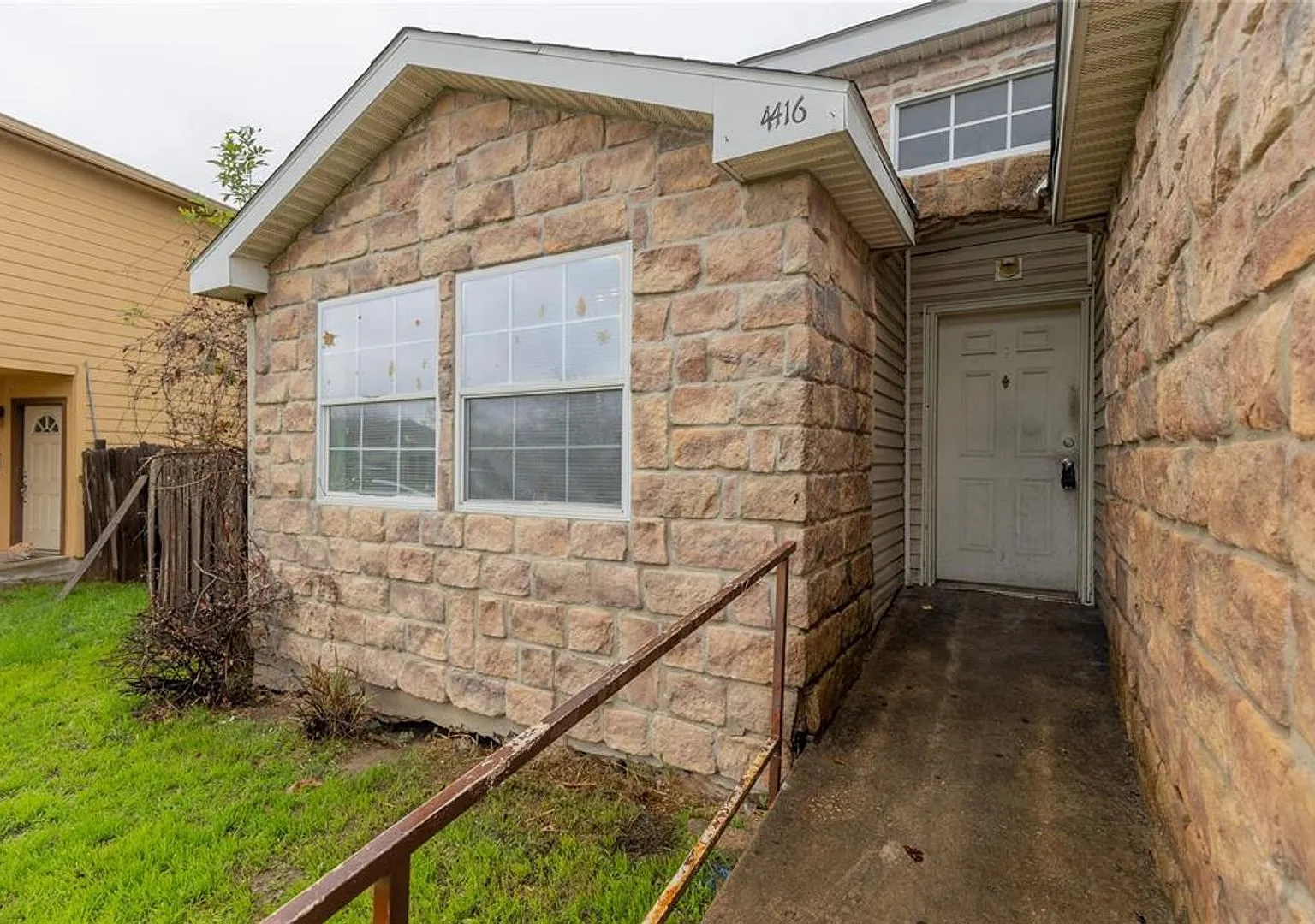Great Southeast Austin Location! 3 Bed / 2 Bath with Private Back Yard — Photo 2
