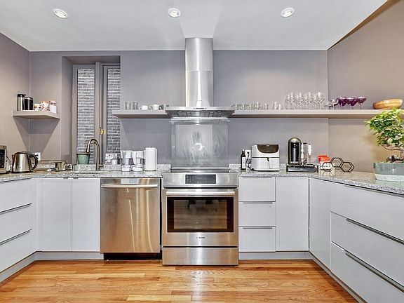 4th image of 70 Clarendon St #A