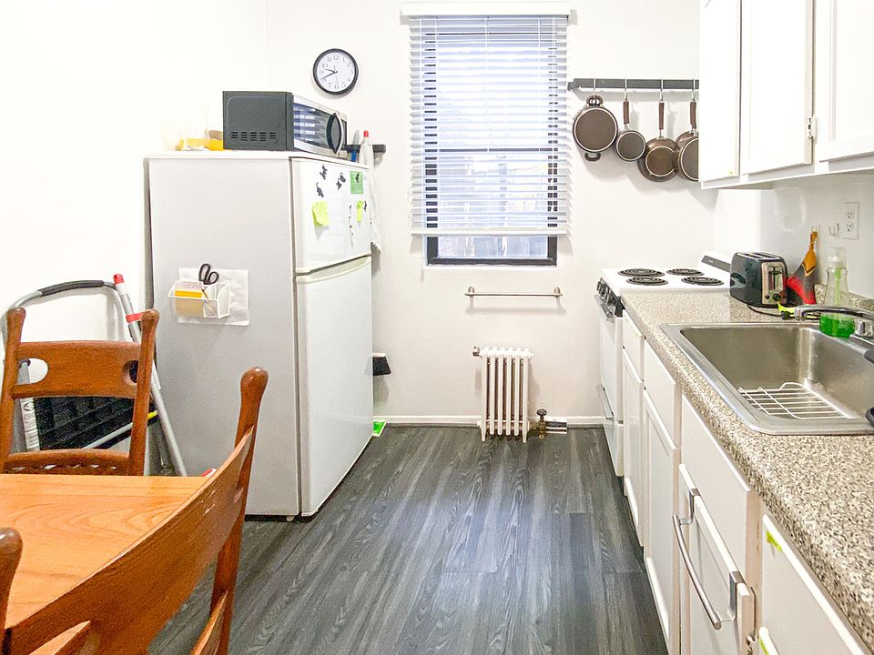 2nd image of 325 W 4th St APT 4R