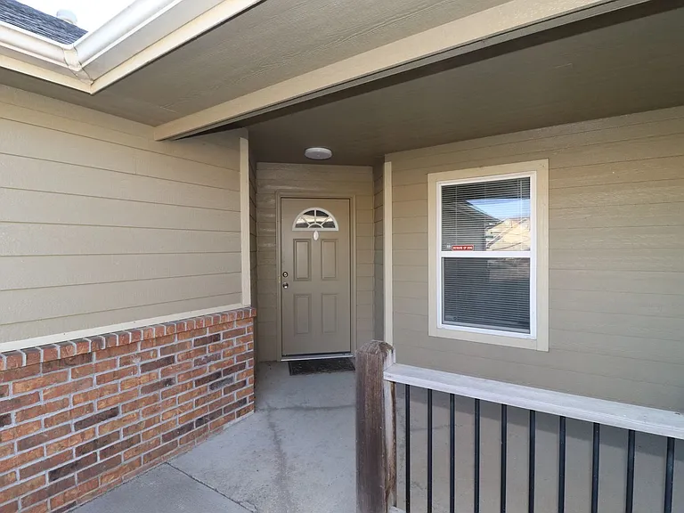 1618 Clover Dr — Photo 2