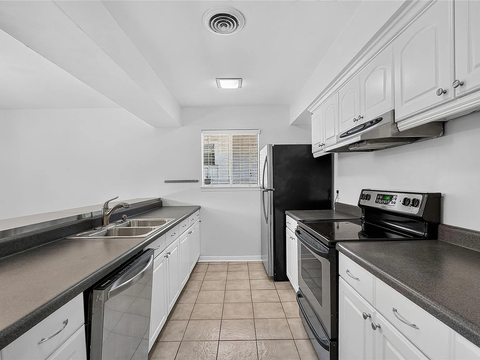 3 bed, 2.0 bath, 1270 sqft, $2,100 — Photo 4