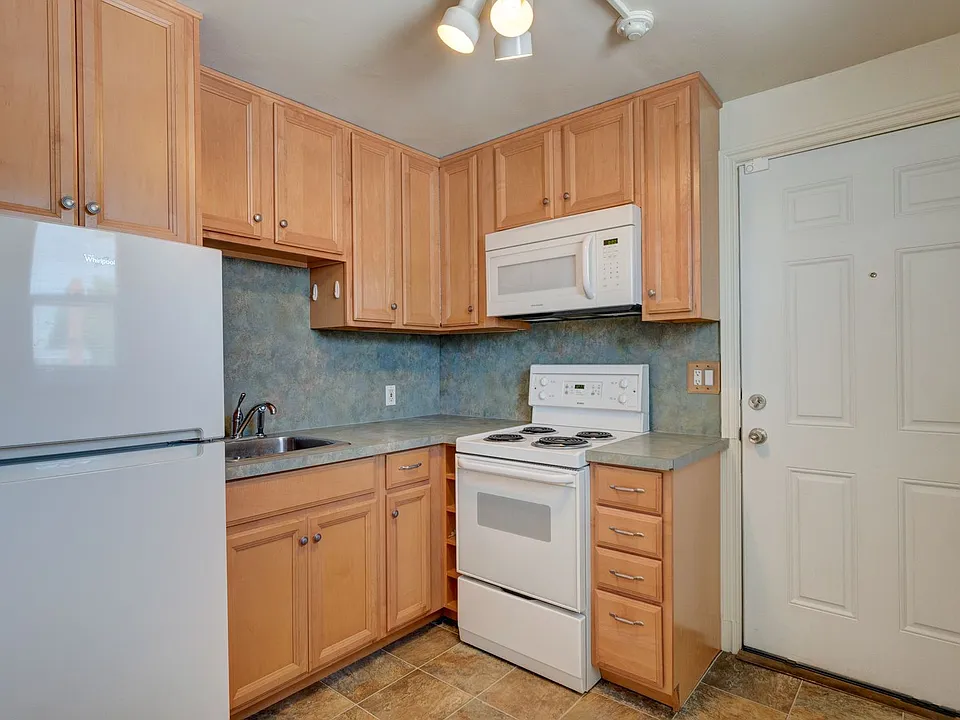 1360 - 645 SE Fidalgo Ave