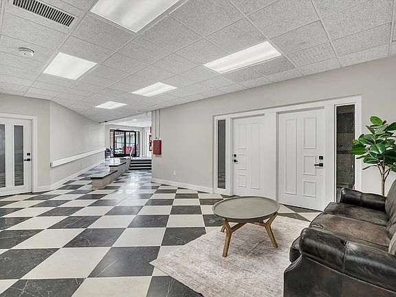 4th image of 400 N Main St APT 405