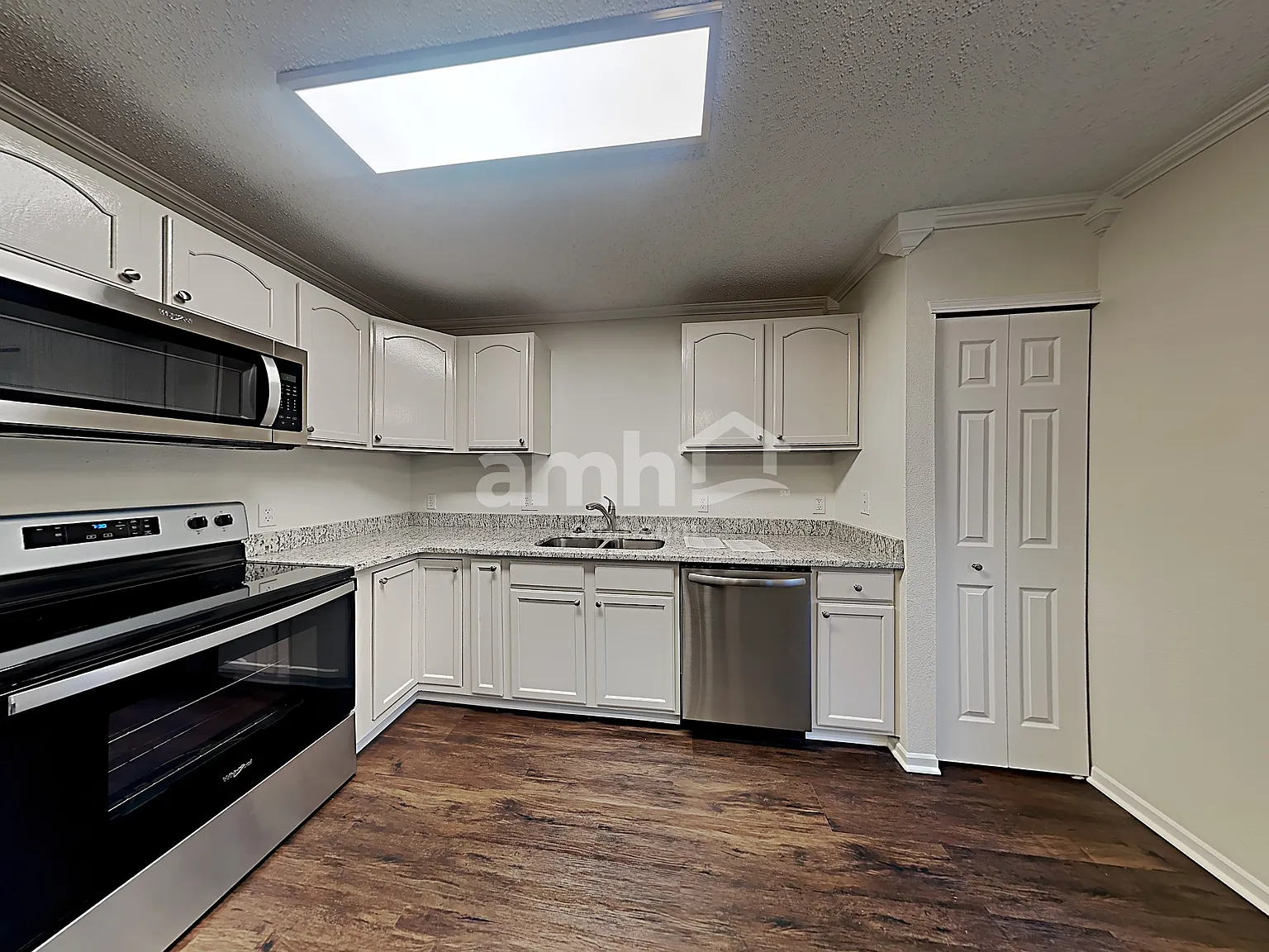 3 bed, 2.5 bath, 1520 sqft, $1,920 — Photo 4