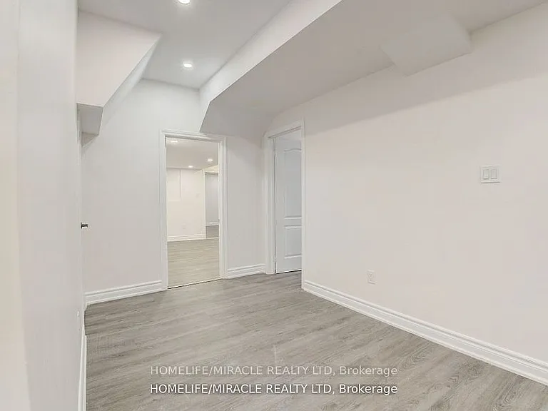 905 Alanbury Cres — Photo 6