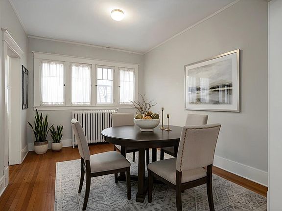 3rd image of 406 Crescent St NE