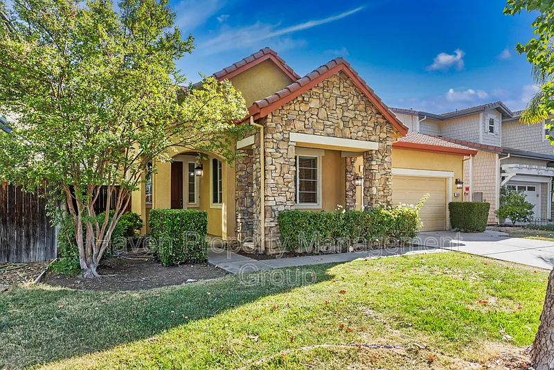 1659 Whispering Wind Dr