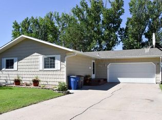 523 Appletree Ln, Moorhead, MN 56560