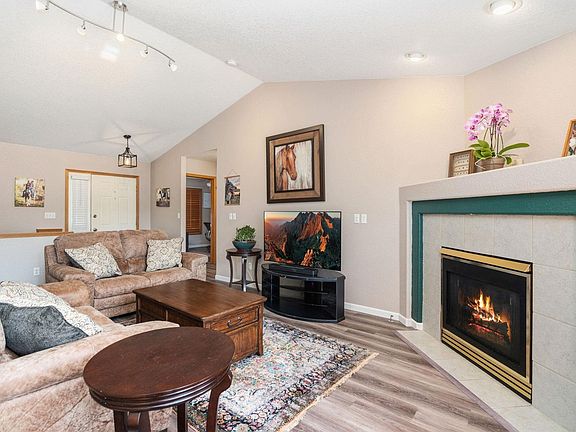 4th image of 1638 Holly Way