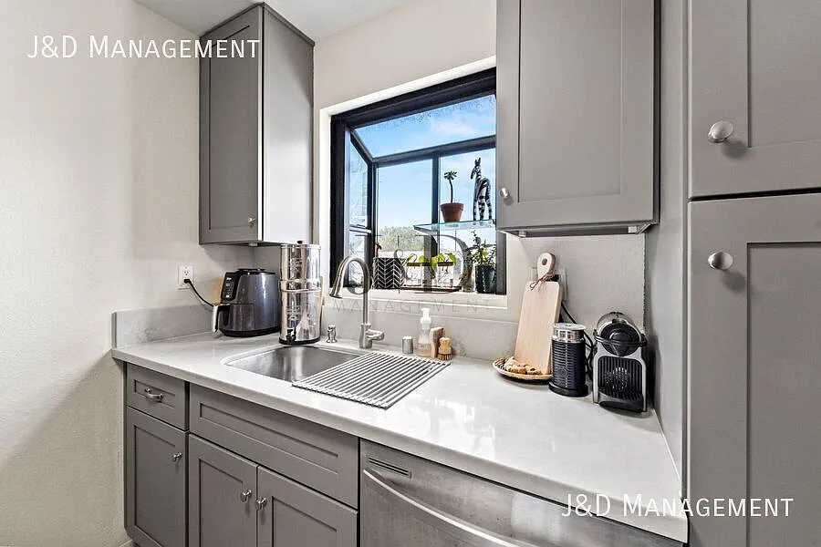 Furnished Condo in North Park — Photo 4