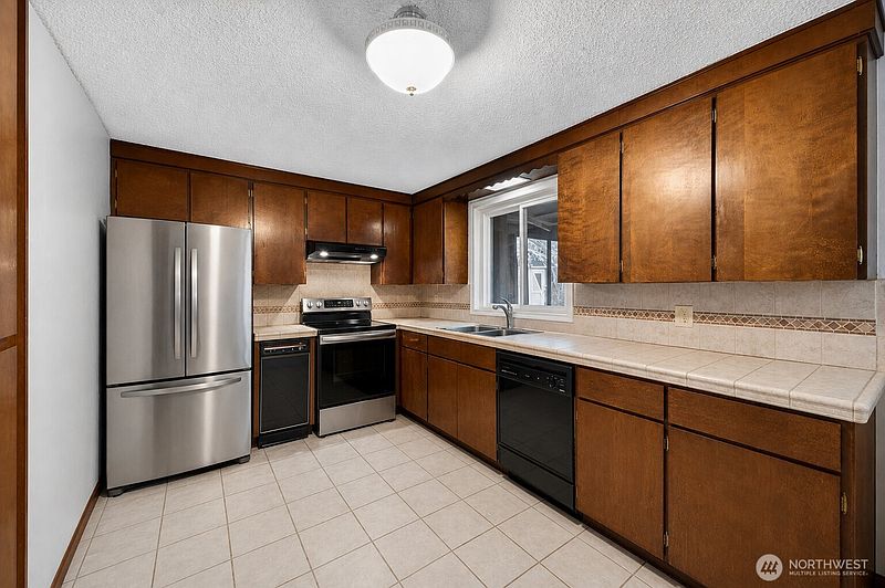 2nd image of 925 139th Street E