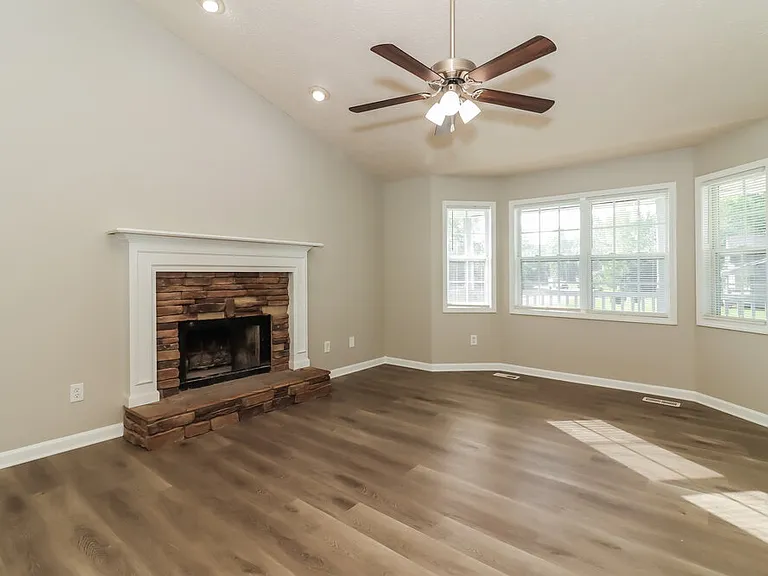 375 Fairview Dr — Photo 5