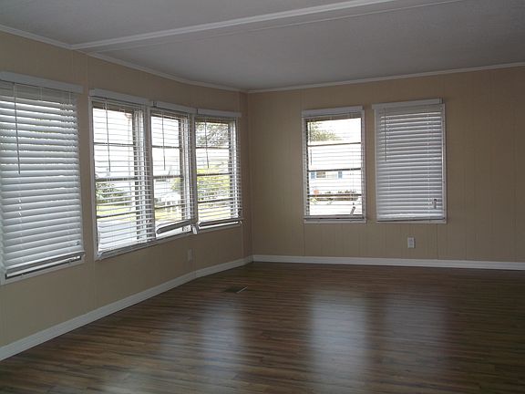 5th image of 225 Wellesley Ct.