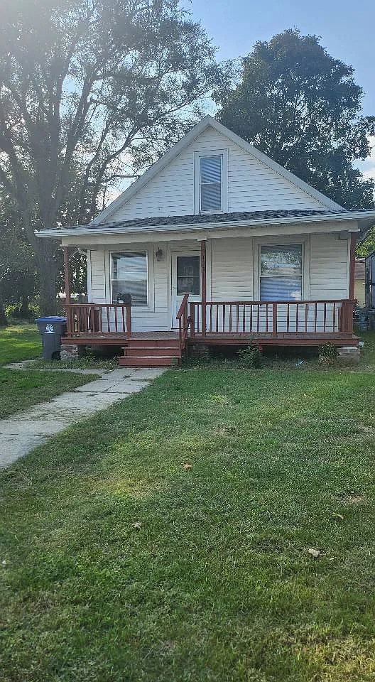 3 bed, 1152 sqft, $1,300 — Photo 1