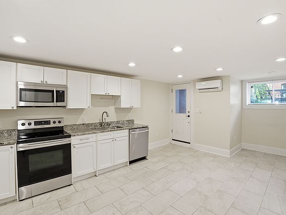 5th image of 1004 11th St NE APT B