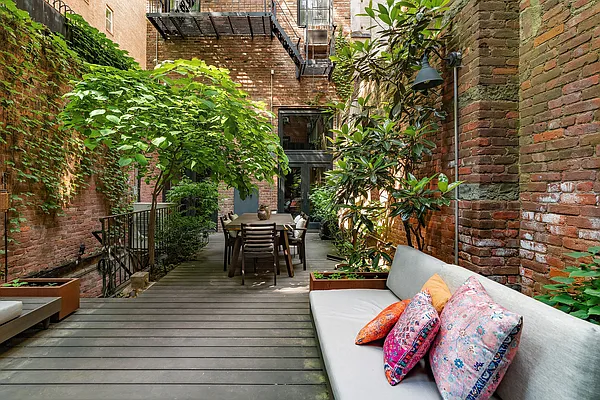 Rented by Coldwell Banker Warburg | media 11