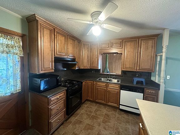3rd image of 835 Sherwood Forest Dr