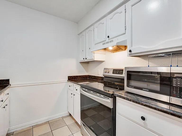 W Cedar St — Photo 9