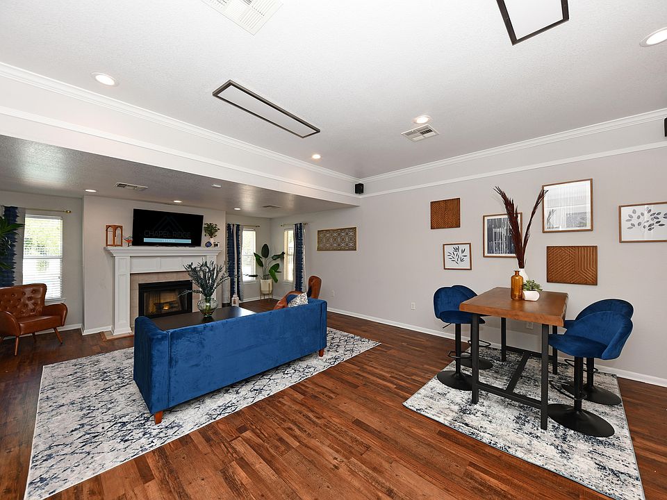 Explore the sophistication of this chic living room, ideal for stylish relaxation and entertaining.