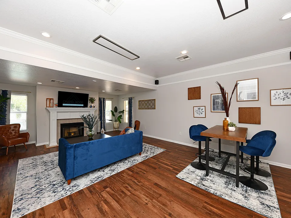 Explore the sophistication of this chic living room, ideal for stylish relaxation and entertaining.