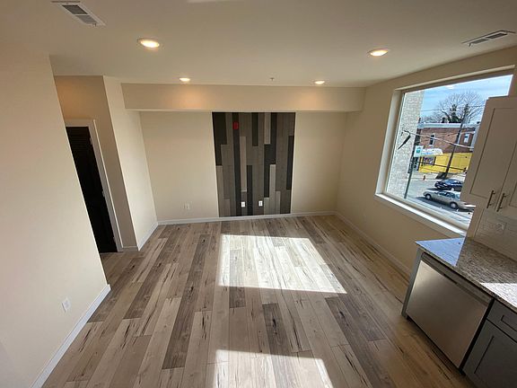 4th image of 5725 Lansdowne Ave #3