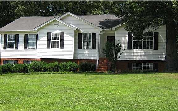 HOME ON CU-DE-SAC AND BEAUTIFUL SHADE TREE