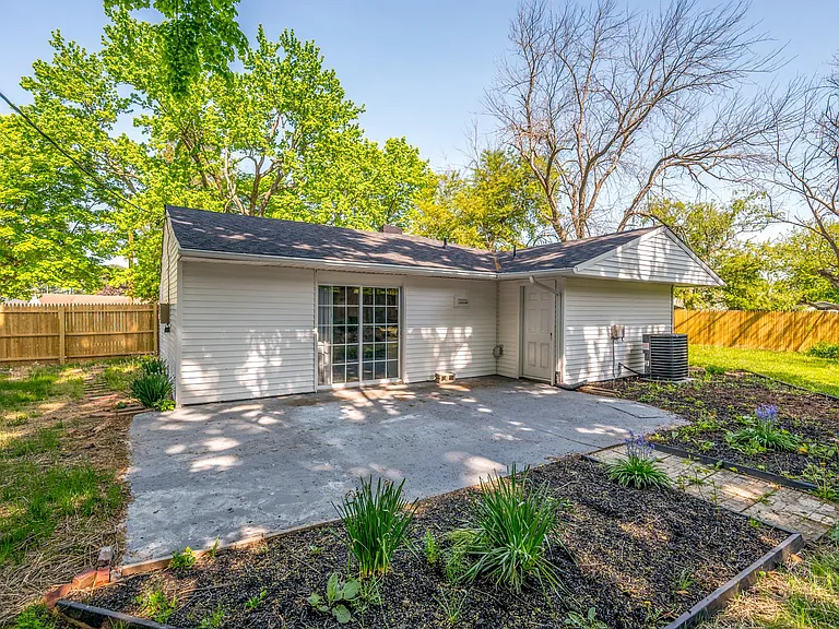 18 Montrose Dr — Photo 30