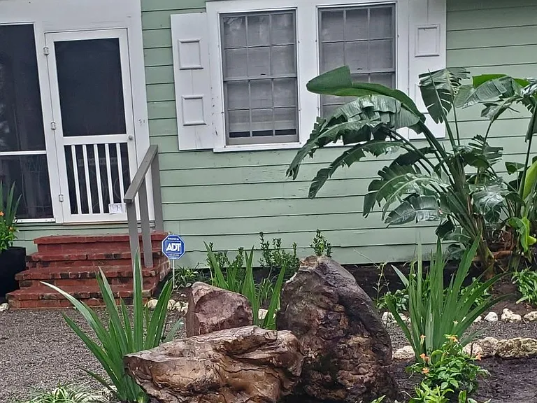 876 Windsor Dr — Photo 1