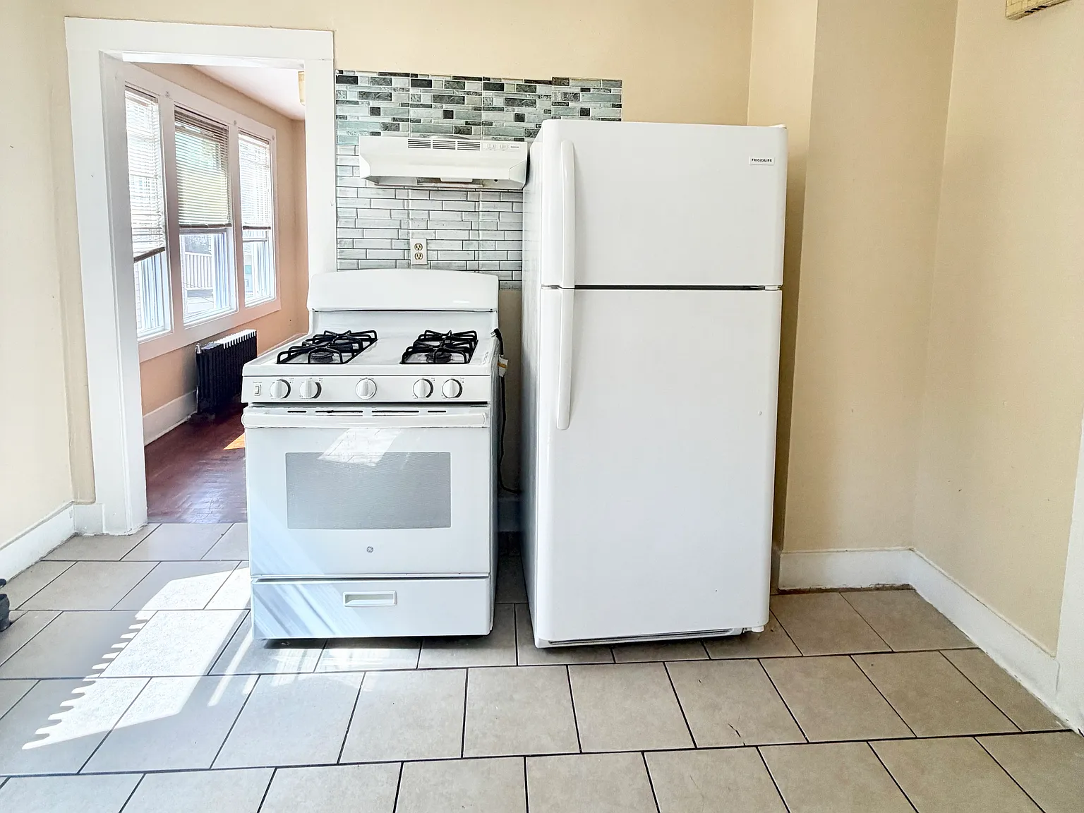3 bed, 900 sqft, $1,600 — Photo 1