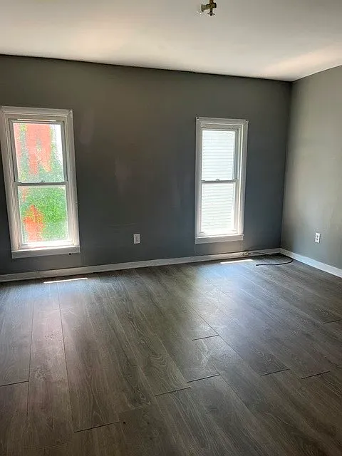 2 bed, 1.0 bath, 2009 sqft, $900 — Photo 2