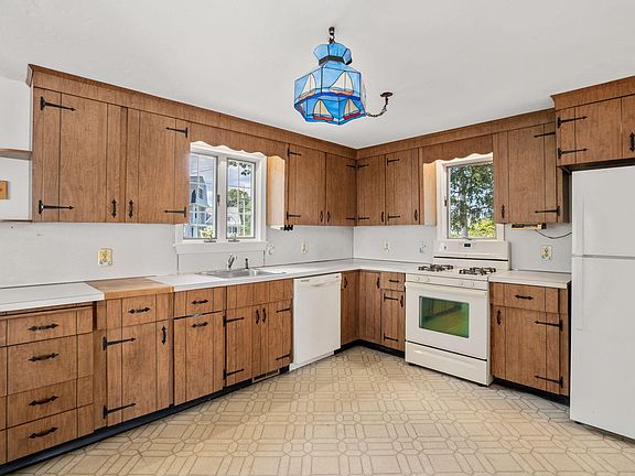 5th image of 584 Circuit Avenue