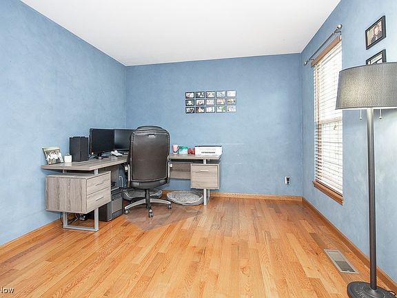 5th image of 884 Beacon St