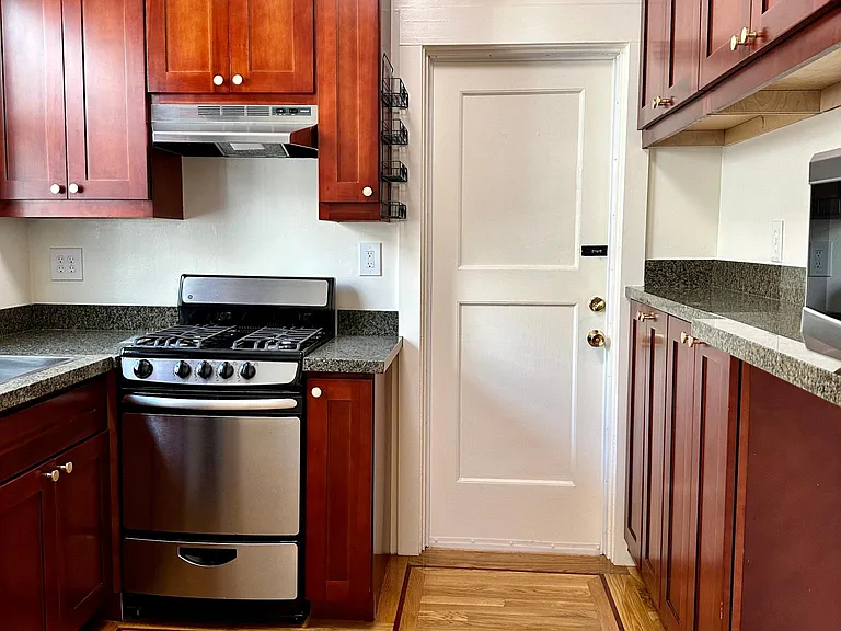 230 Shrader St #3 — Photo 10