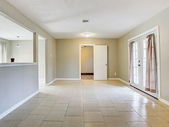 5th image of 10502 Aves St