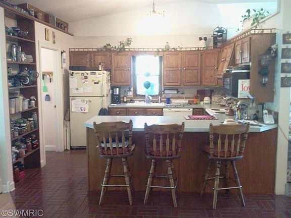 4th image of 270 West St