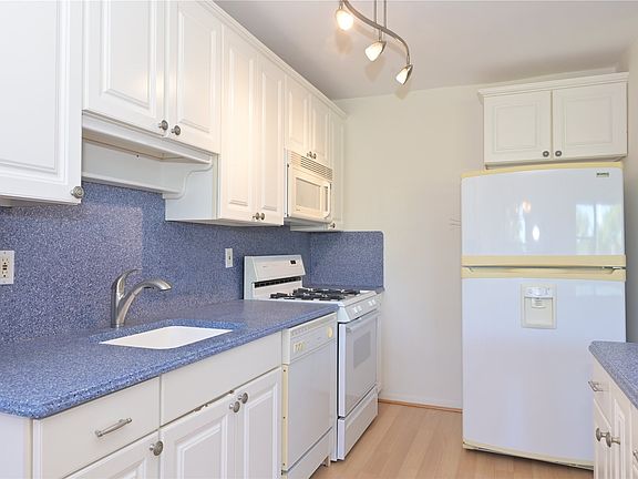 3rd image of 100 Lincoln Ave APT 2B