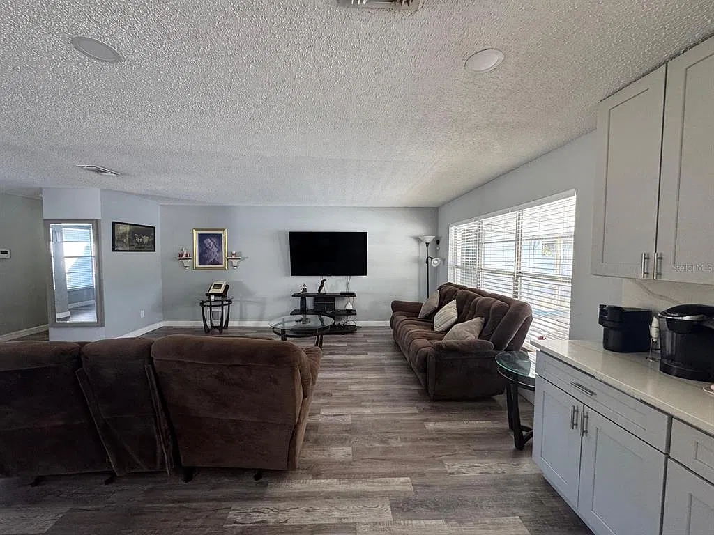 3 bed, 2.0 bath, 1864 sqft, $3,500 — Photo 4