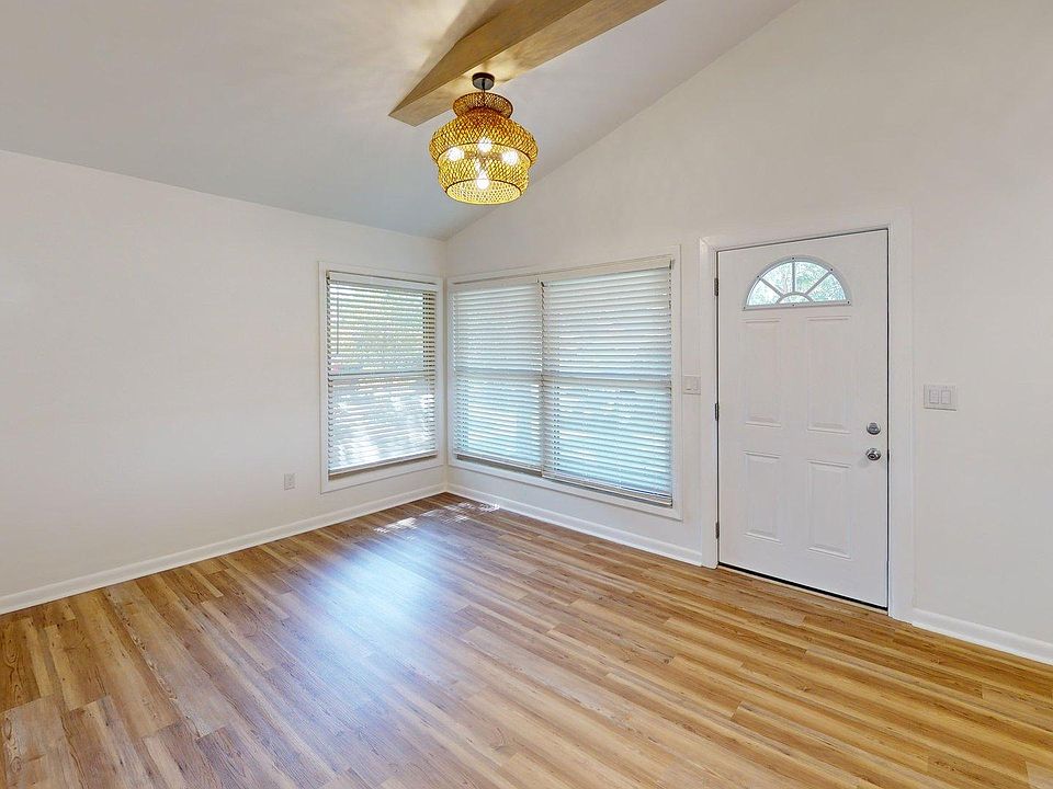 Entrance / Dinning RM
