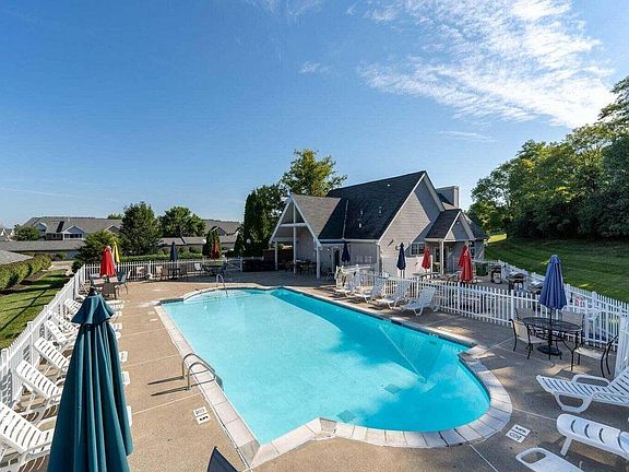 5th image of 160 Herrington Ct APT 9