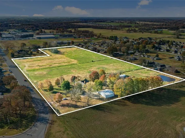 399 Pioneer Ln, Gentry, AR 72734