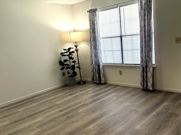 2422 Woodstock Ave — Photo 6