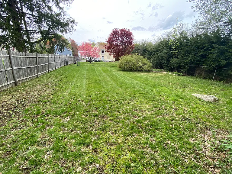 11 Ray Ave — Photo 3