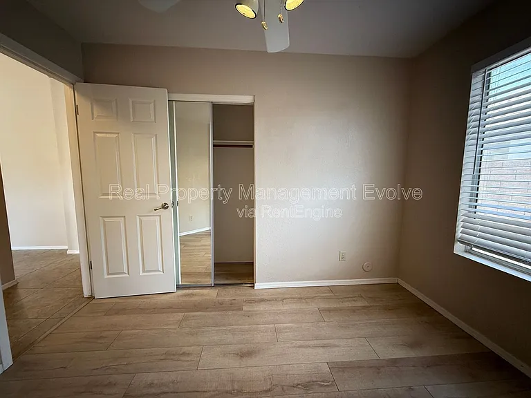 6814 W Louise Dr — Photo 18