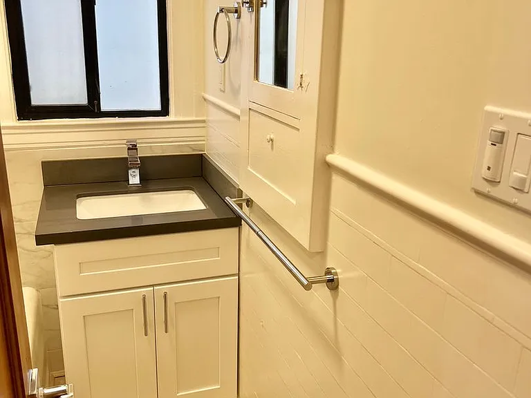 Top Floor 2br/1ba + Newly Renovated Unit! Parking! In-Unit Laundry! Progressive — Photo 12