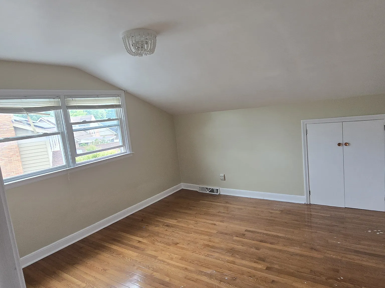 4 bed, 2.5 bath, 1656 sqft, $2,400 — Photo 2