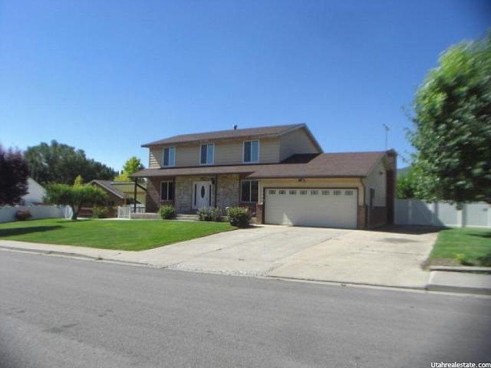 Front of house, notice the RV parking to the right of the ga