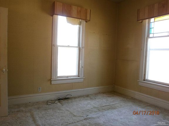 4th image of 925 University Pl