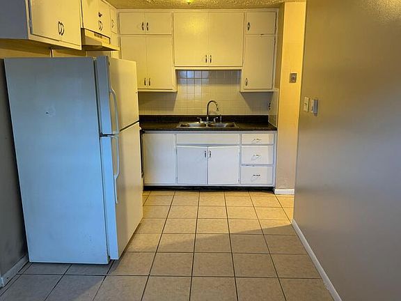 3rd image of 2826 S Pennsylvania St #B17